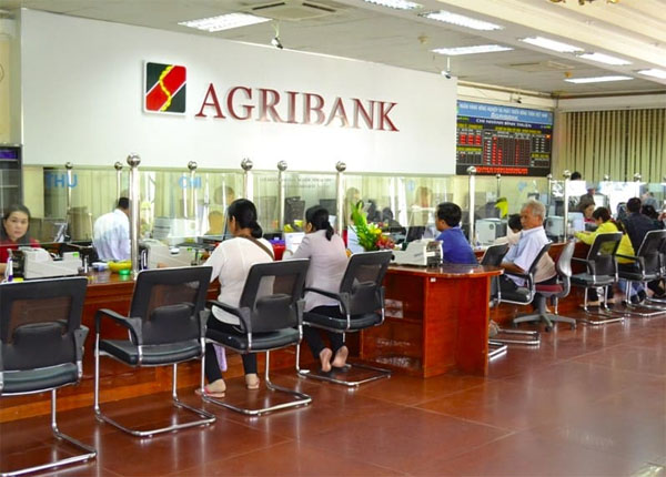 So sánh gửi tiết kiệm Agribank online và trực tiếp tại quầy
